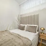 Lägenhet Elegant Mieszczanska With Air Conditioning, & Gym By Renters Prestige