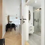 Elegant Mieszczanska With Air Conditioning, & Gym By Renters Prestige Wrocław