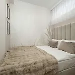 Lägenhet Elegant Mieszczanska With Air Conditioning, & Gym By Renters Prestige *